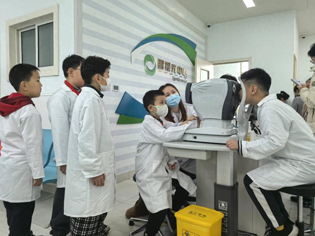 19名小学生变身小小眼科医生，沉浸式体验揭秘视力保护的秘密