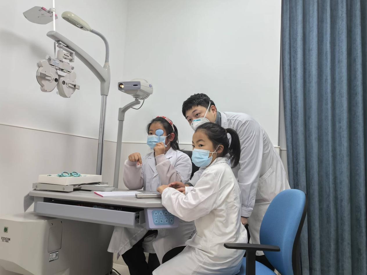 19名小学生变身小小眼科医生，沉浸式体验揭秘视力保护的秘密  第3张