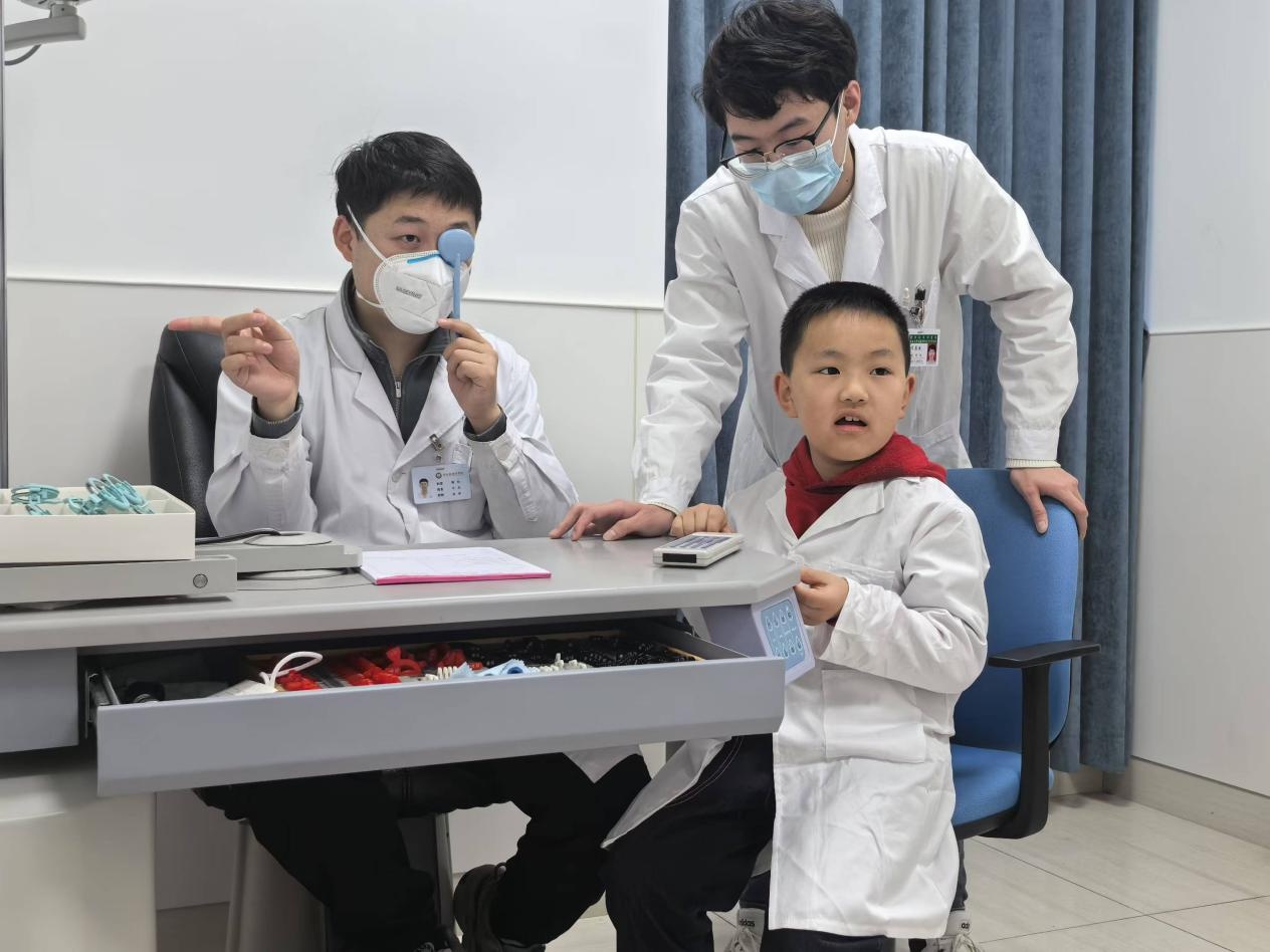 19名小学生变身小小眼科医生，沉浸式体验揭秘视力保护的秘密  第4张