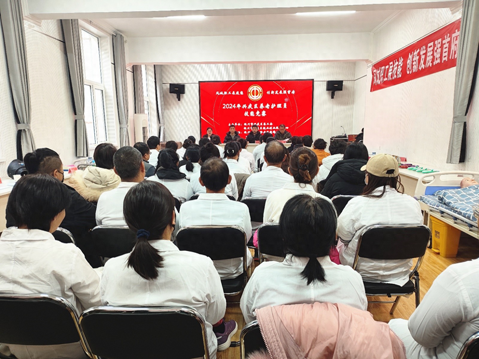 40名职工现场PK，这场老年人护理大赛让人大开眼界  第1张