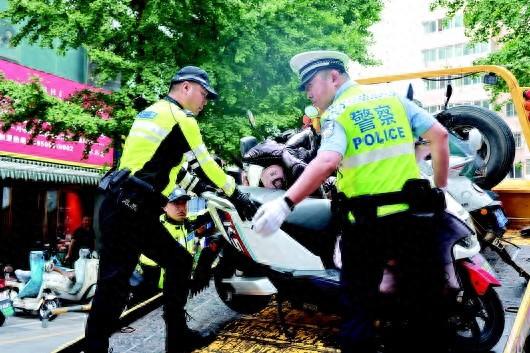 天水市公安局交警支队持续深入秦州、麦积两区，助力创城工作