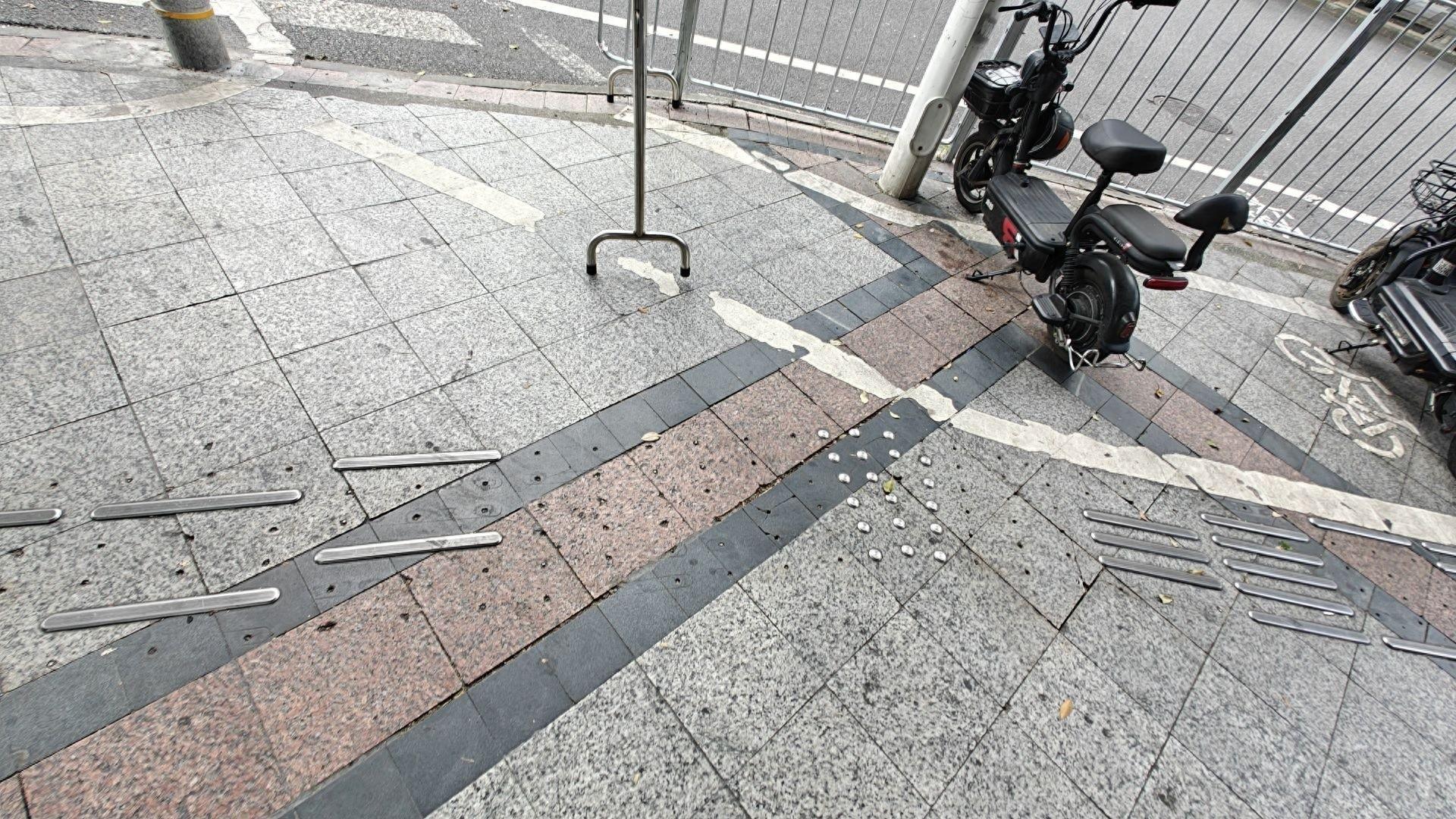 龙岗区 3 条路盲道均缺失破损，视障人士通行困难，何时能修复？  第1张