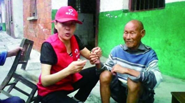 62 岁退休老人 3 年无私帮助无血缘关系困境儿童，她不是亲奶奶却胜似亲奶奶  第1张