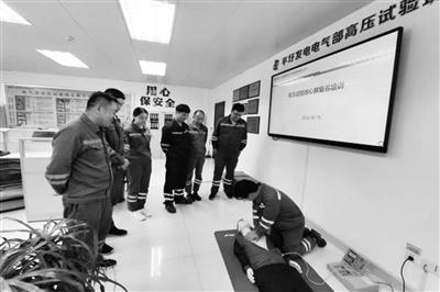 公司下班后，一群年轻人竟在会议室做这种事  第1张