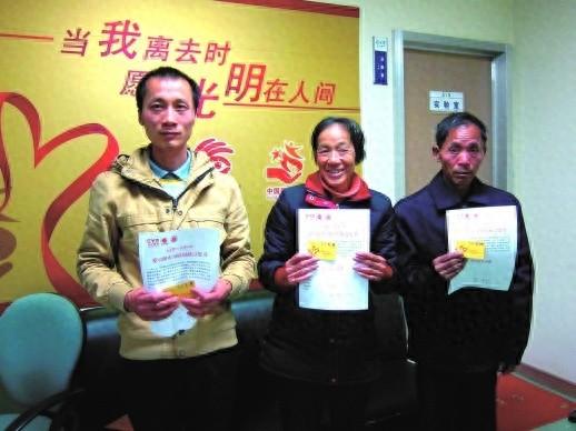 12 年前，这一家三口做出了一个惊人决定！你敢吗？