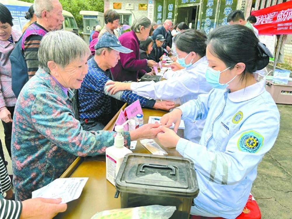 18 名医护驱车 80 公里，只为给 600 余名群众提供优质医疗服务  第1张