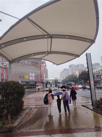 遮阳棚成为城市风景线，市民纷纷点赞