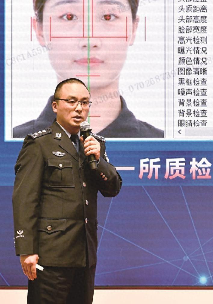 从警 20 年，他自主研发 40 余个软件，荣获浙江省劳动模范称号