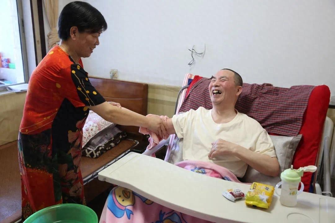 12 年不离不弃，她还清 30 万债务！背后的故事让人泪目