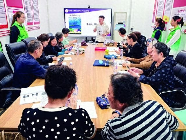 90 后小伙免费教上万名老人用手机，5 年的坚持，他图啥？