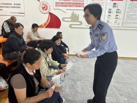 一盔一带，安全常在！这场交通安全知识宣传活动，你参加了吗？  第2张