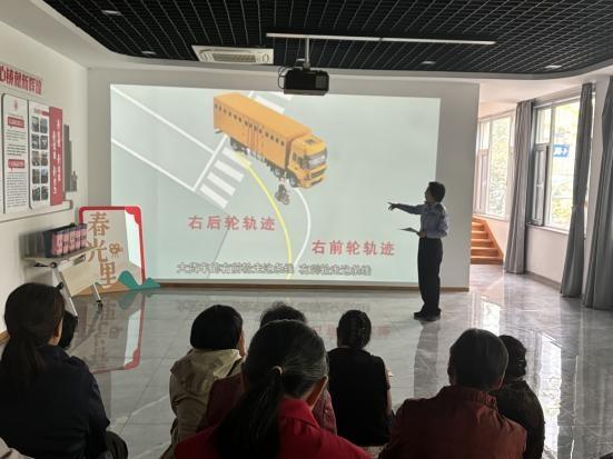 一盔一带，安全常在！这场交通安全知识宣传活动，你参加了吗？  第3张