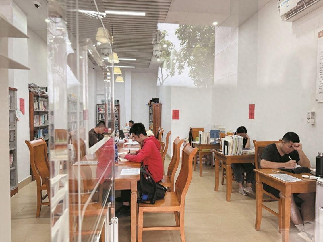 24 小时自助图书馆，为何室外冷清室内火爆？  第1张