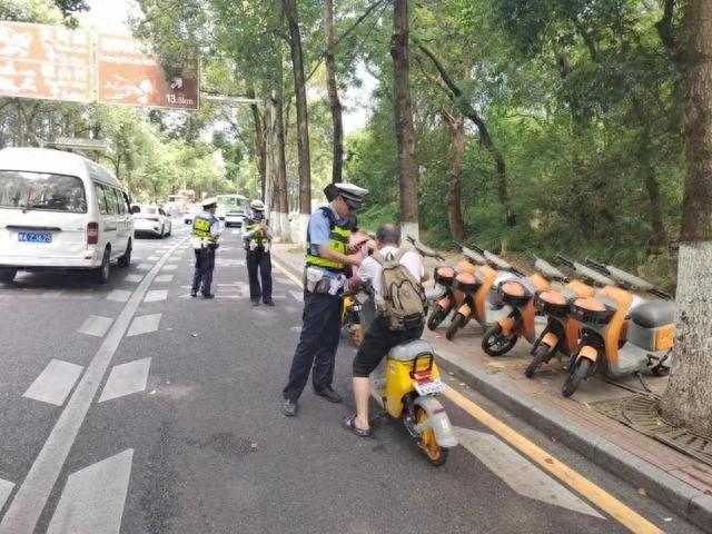 花溪区整治共享电单车乱象，四严四规范行动打造文明出行环境  第1张
