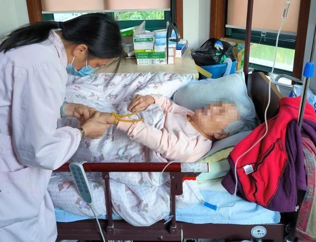 台风天里，这位家庭医生助理的举动，让 13 位居民送上锦旗  第3张