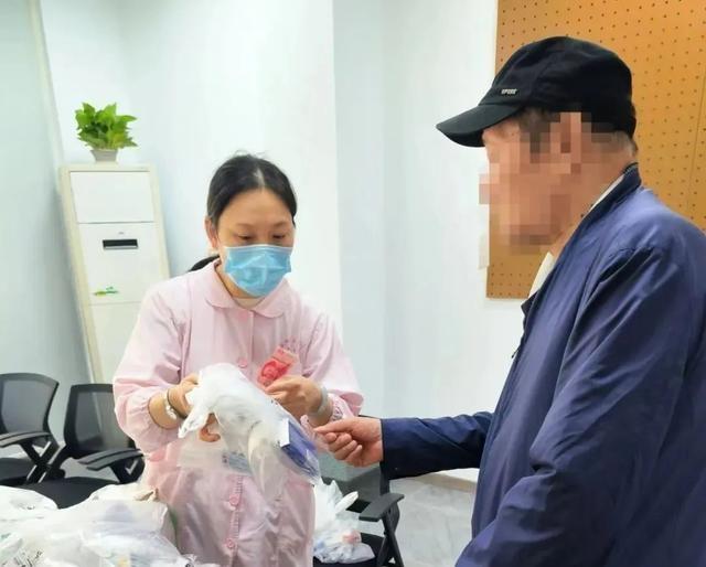 台风天里，这位家庭医生助理的举动，让 13 位居民送上锦旗  第4张