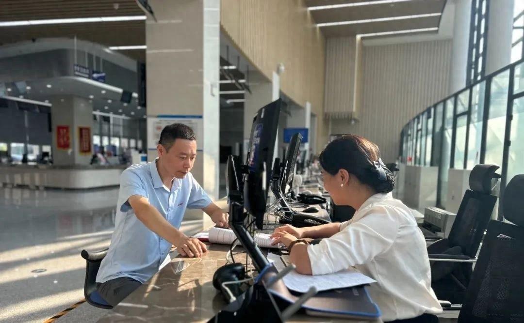 临港区政务服务中心：延时服务获点赞，创新模式暖人心  第1张
