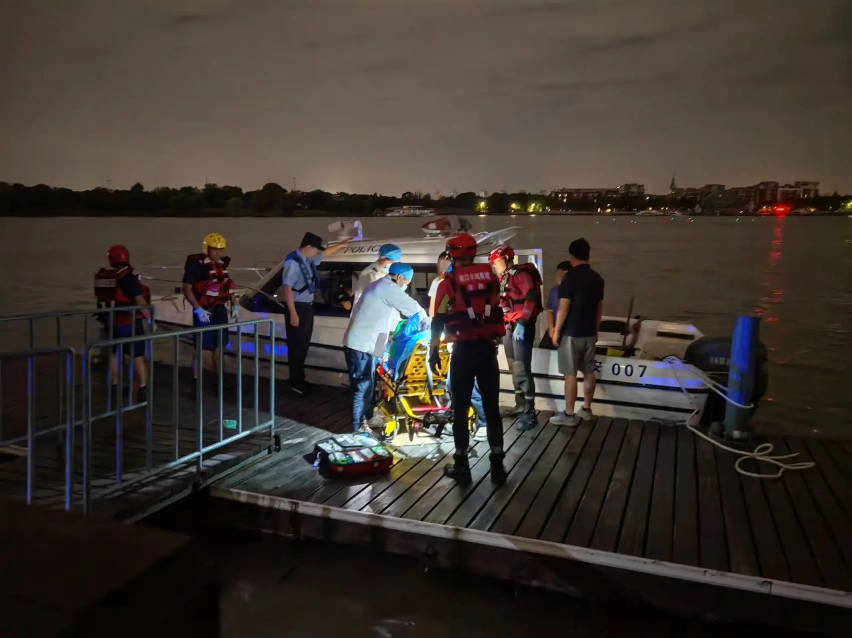 男子无证驾驶黑游艇兜风，6 人受伤！警方一查，发现  第2张