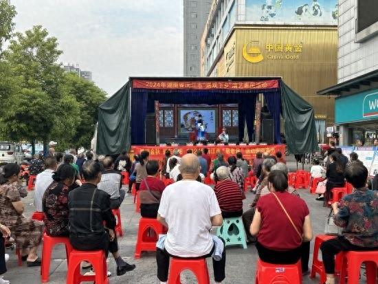金秋十月，湖南沅江：送戏下乡、慰问老人，银龄行动暖人心