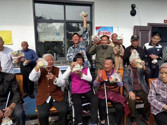 金秋十月，湖南沅江：送戏下乡、慰问老人，银龄行动暖人心  第2张