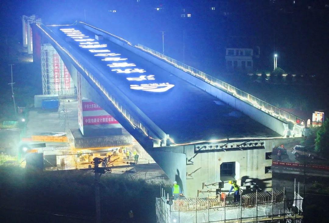 沪渝蓉高铁沪宁段启东特大桥转体连续梁成功转体，2027 年建成开通可期  第1张