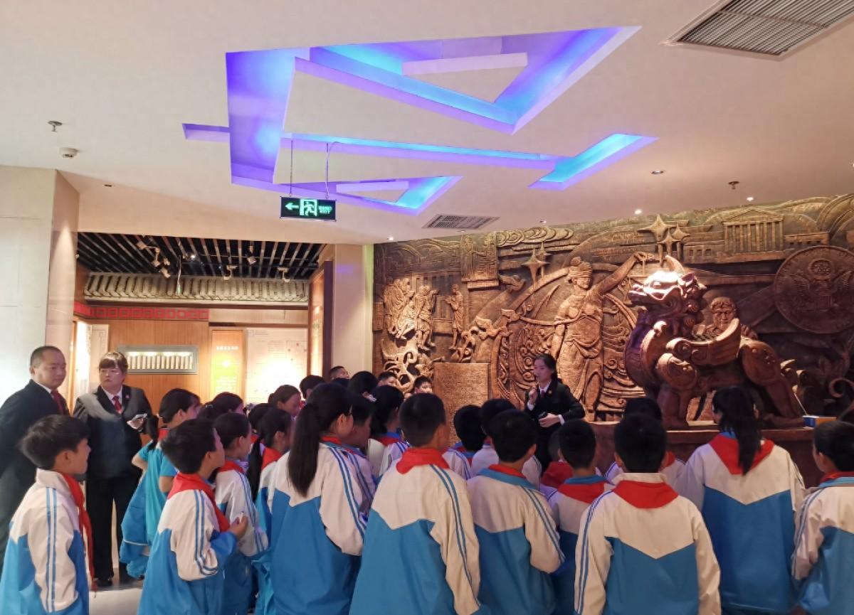 30 余名师生走进法院，他们究竟经历了什么？