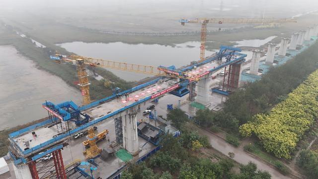 京滨城际铁路二期工程重难点控制性工程连续梁顺利合龙  第2张