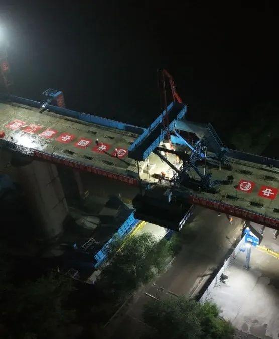 京滨城际铁路滨海特大桥连续梁顺利合龙，为后续架梁施工奠定坚实基础  第5张