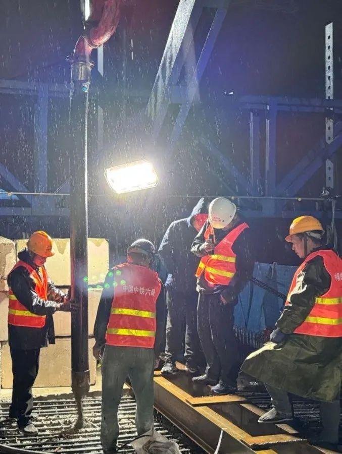 京滨城际铁路滨海特大桥连续梁顺利合龙，为后续架梁施工奠定坚实基础  第6张