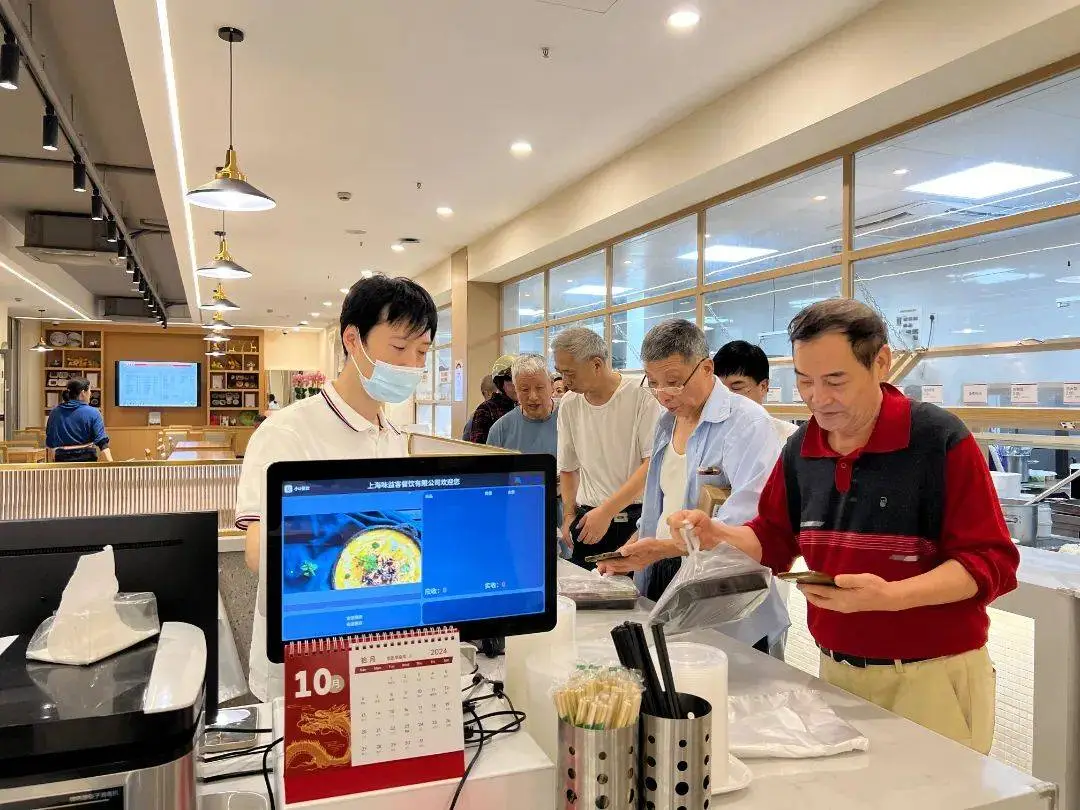 上海一食堂每晚 7 点卖剩菜盲盒，10 元一份引居民排长队  第2张