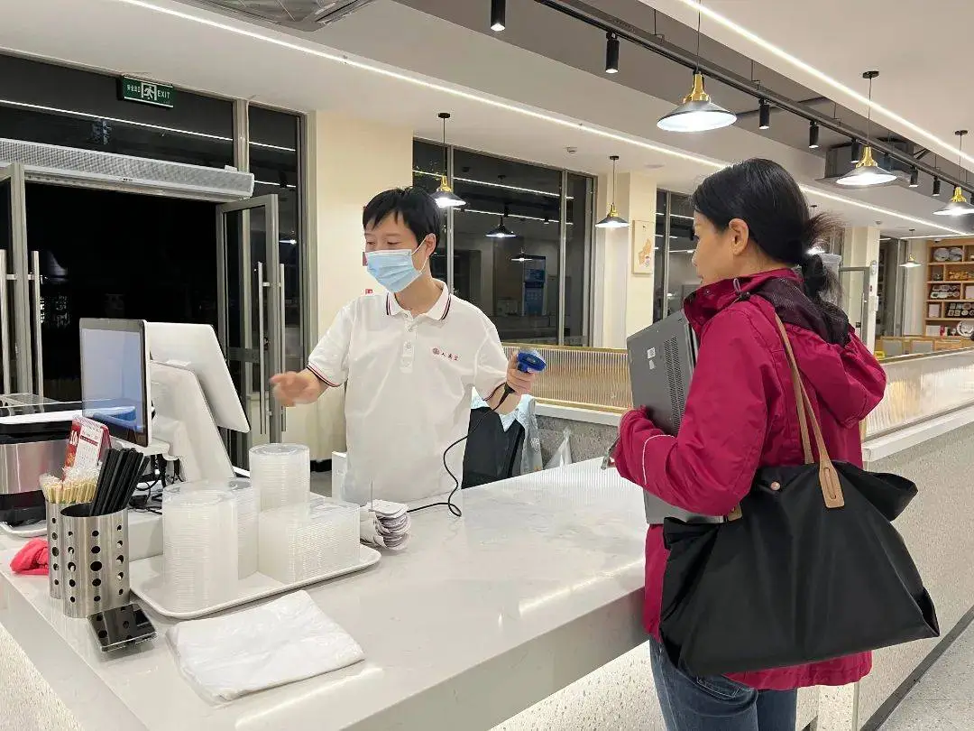 上海一食堂每晚 7 点卖剩菜盲盒，10 元一份引居民排长队  第3张