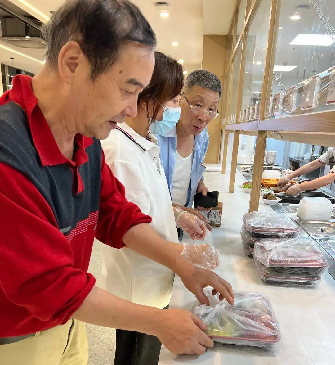 上海一食堂每晚 7 点卖剩菜盲盒，10 元一份引居民排长队  第5张