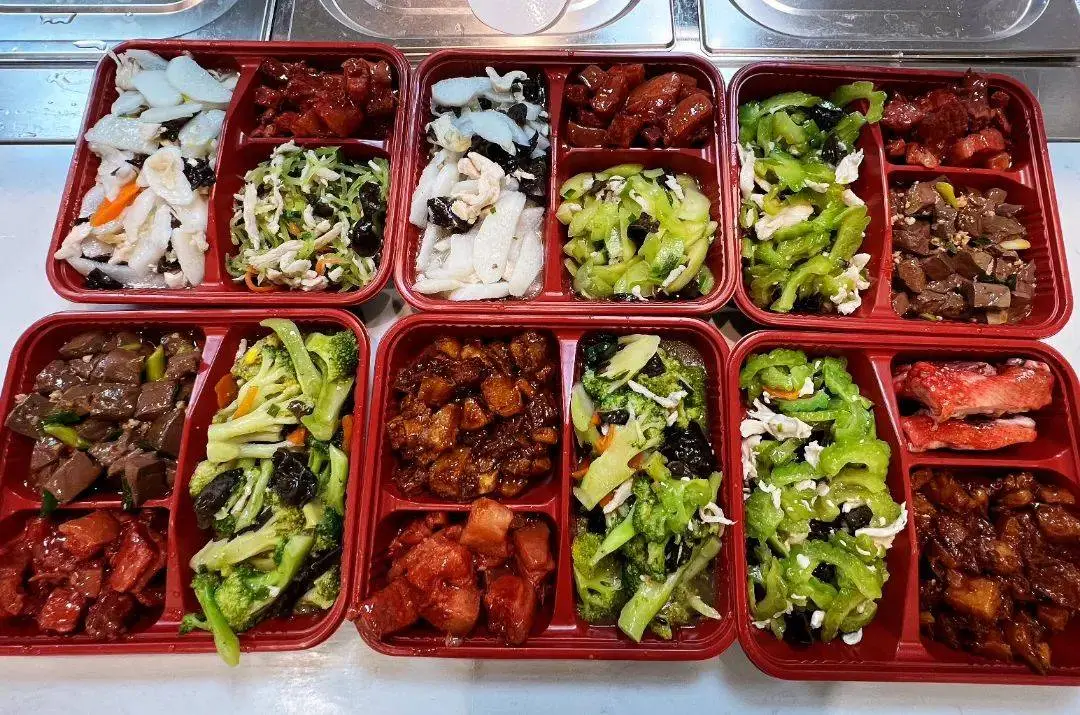 上海一食堂每晚 7 点卖剩菜盲盒，10 元一份引居民排长队  第6张