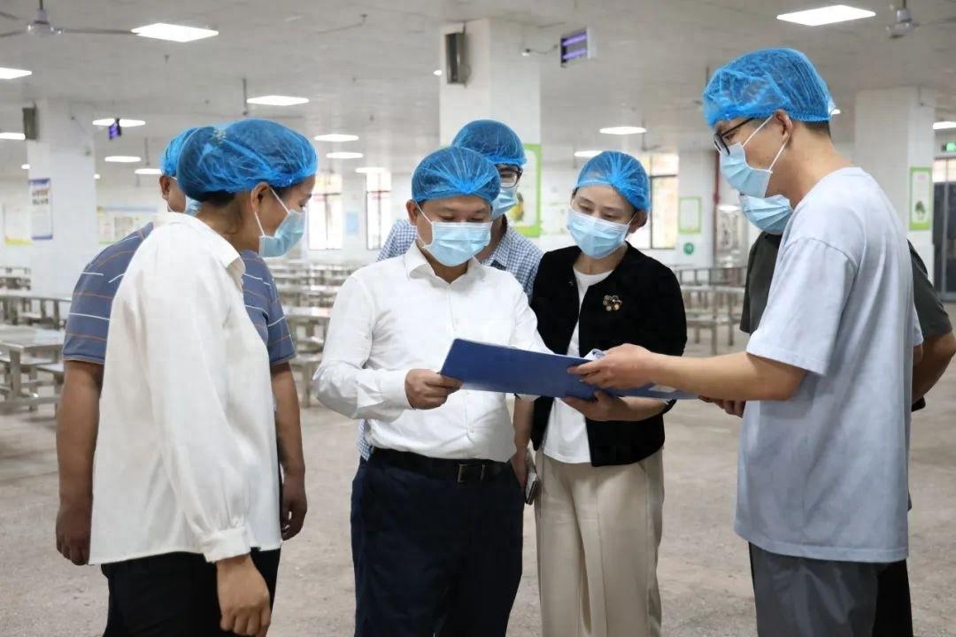 区委书记秦志军深入城区中小学调研督导校园餐情况和校园食品安全工作  第1张