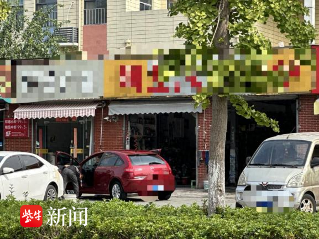 洗车店竟在人行道上作业，影响市民出行，执法人员迅速出击  第1张