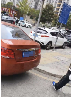 贵阳一司机用毛巾遮挡车牌，被热心市民举报后，他竟说……  第3张