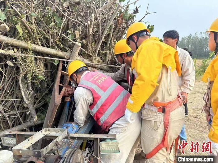 江苏一拖拉机侧翻，司机被铁篮勒脖，一群小黄人上演生死营救  第2张