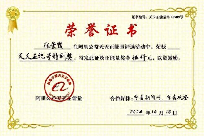 八旬退休教师公厕摔倒，满身污渍，她毫不犹豫伸手，还做了这件事