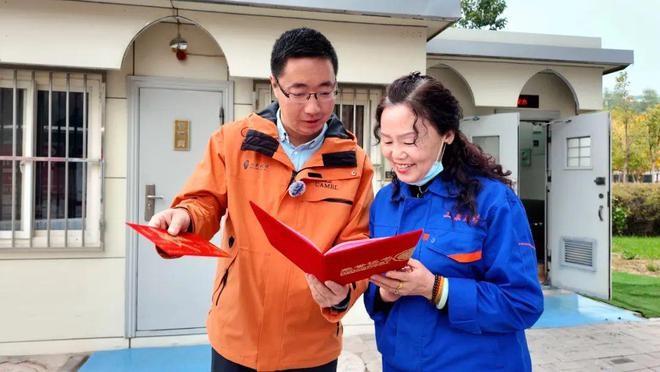 八旬退休教师公厕摔倒，满身污渍，她毫不犹豫伸手，还做了这件事  第3张