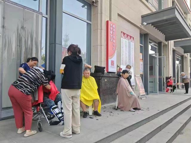 每年两次！西安社区为独居老人搬花盆，这服务太暖心了  第3张