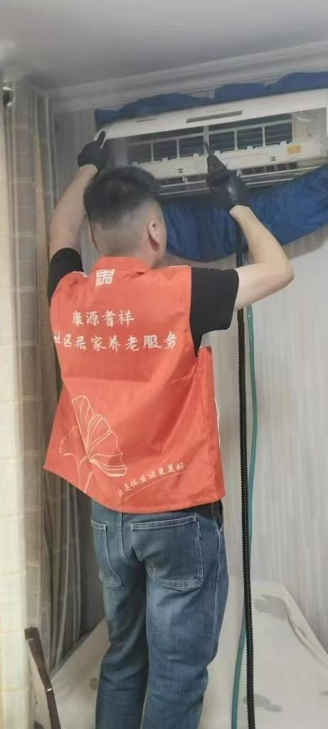 每年两次！西安社区为独居老人搬花盆，这服务太暖心了  第4张