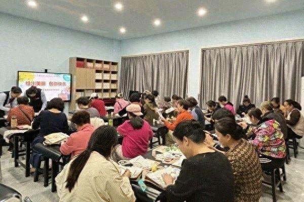 莫道桑榆晚，为霞尚满天！这场敬老月创意 DIY 手工包活动，让老人的生活更加精彩  第1张