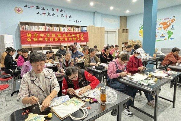 莫道桑榆晚，为霞尚满天！这场敬老月创意 DIY 手工包活动，让老人的生活更加精彩  第2张