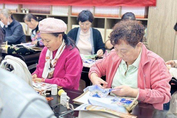莫道桑榆晚，为霞尚满天！这场敬老月创意 DIY 手工包活动，让老人的生活更加精彩  第4张