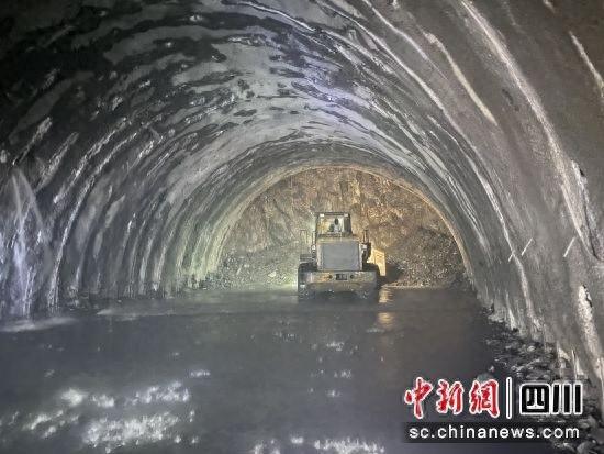 国道 318 线提质改造工程四川甘孜段，预计 2025 年初有望实现主洞贯通