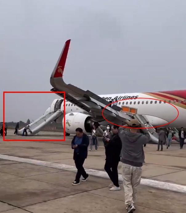突发！深圳航空一航班起飞后客舱烟雾弥漫，紧急返航！逃生滑梯打开一次的成本竟是……  第2张