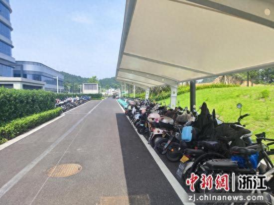 杭行路地铁站口大变样！闲置空地变身宽敞停车场，居民纷纷点赞