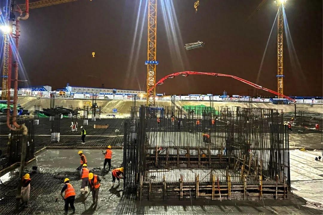 1752 立方混凝土，30 小时不间断浇筑！济南黄河体育中心游泳馆项目筏板浇筑顺利完成  第1张