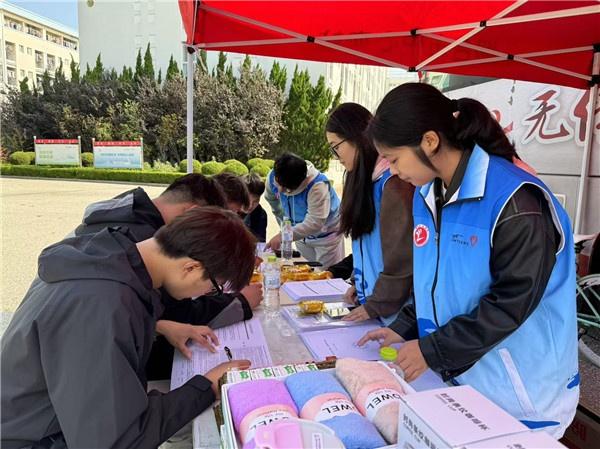 热血诠释无私，烟台职业学院师生踊跃献血，传递爱心正能量  第2张