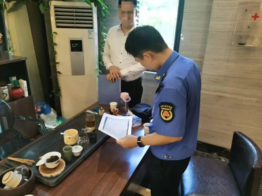 户外广告牌破损危害大！闵行城管执法中队全力守护群众安全  第2张